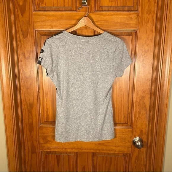 Kenneth Cole Fitted V-Neck T-Shirt with Gray Sparkle Leopard Print - Picture 6 of 6